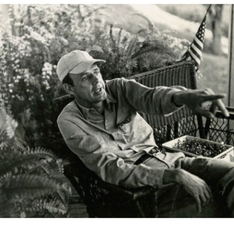 Wendell Berry sous le porche de Lane's Landing, sa ferme du comté de Henry, Kentucky.