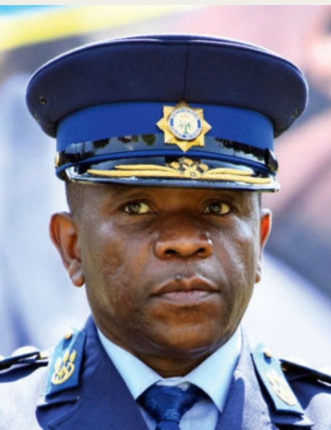 Nhlanhla Mkhwanazi en uniforme de commissaire de police.